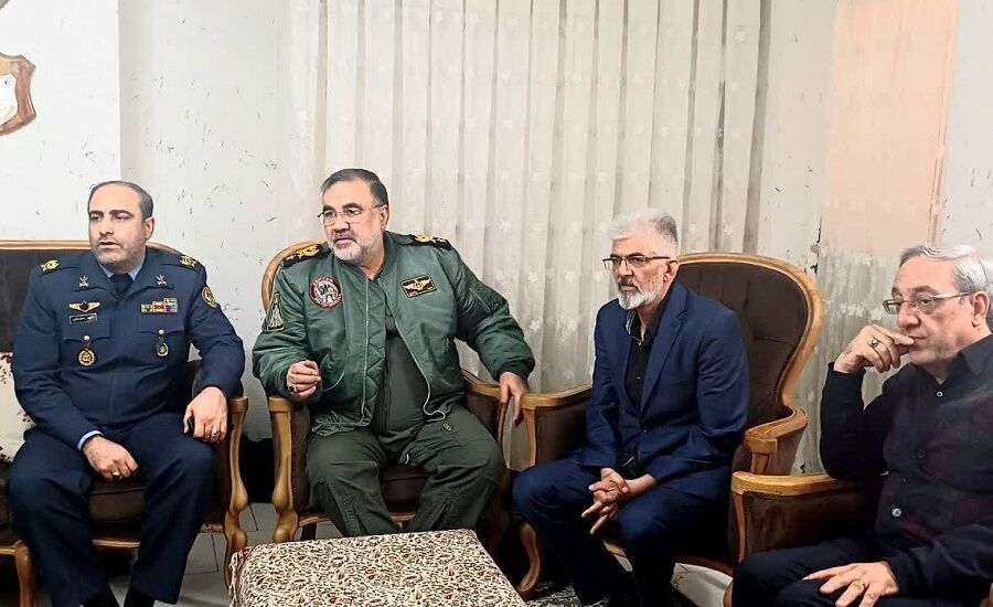 حضور فرمانده نیروی هوایی ارتش در منزل شهید خلبان پیرزاده