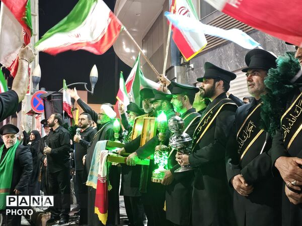 حضور گسترده مردم در سالگرد چهلمین روز درگذشت رهبر شهید در خیابان‌های شهر بندرعباس