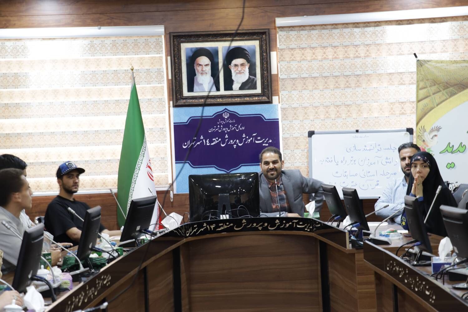 جلسه توانمندسازی دانش‌آموزان برتر در مسابقات قرآن و عترت