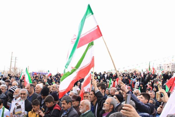حضور گسترده اقشار مختلف مردم پردیس در راهپیمایی ۲۲ بهمن
