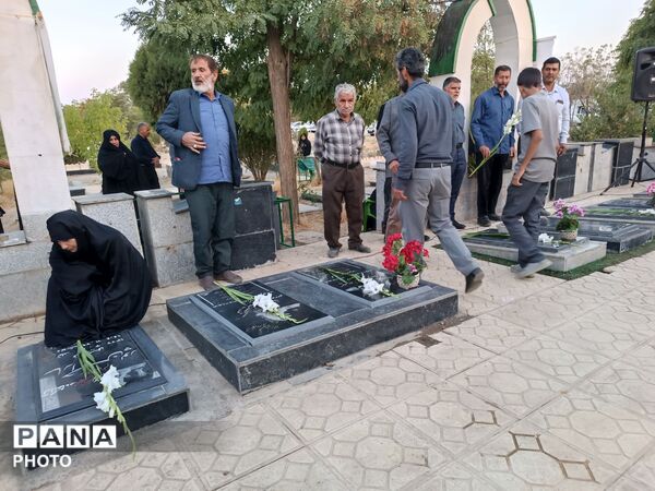 رنگ گرفتنِ گل‌ها با عطرِ خونِ شهدا؛ غبارروبی گلزار شهدای  یکن اباد