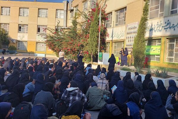 گرامیداشت روز دانش آموز در دبیرستان شهید محمد تقی دستغیب
