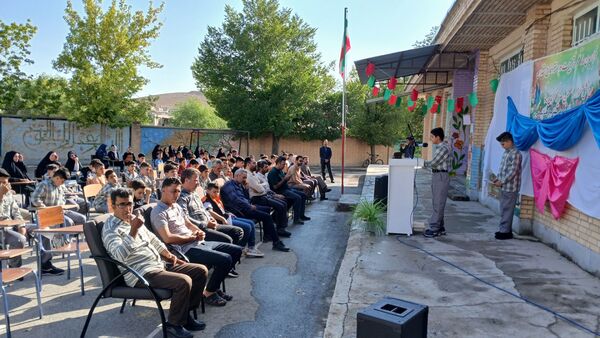 جشن جوانه ها در دبیرستان نمونه دولتی شهید حاج قاسم سلیمانی بن 