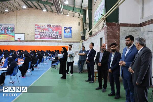 رقابت داوطلبان کنکور در حوزه های امتحانی سالن نشاط و مدرسه شریعتی