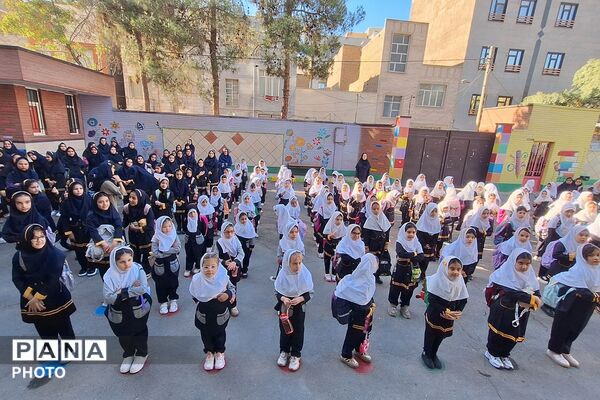 اقامه نماز، محفل انس با قرآن و به صدا در آمدن زنگ مهر و ایثار در مدارس شهرری 
