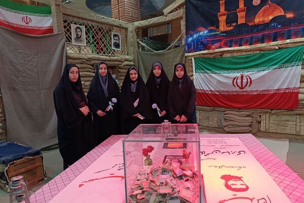 ادای احترام دانش‌آموزان دبیرستان هدی به مقام شامخ شهدا در یادواره محلی