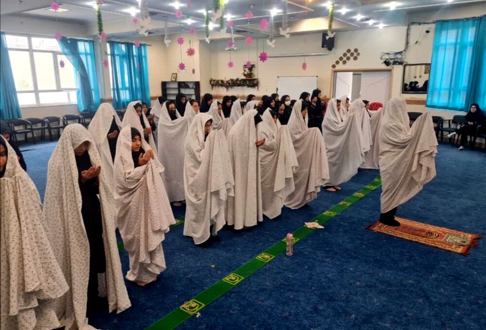 برگزاری نماز جماعت دبیرستان شهید تیمسار فلاحی ناحیه یک کرج