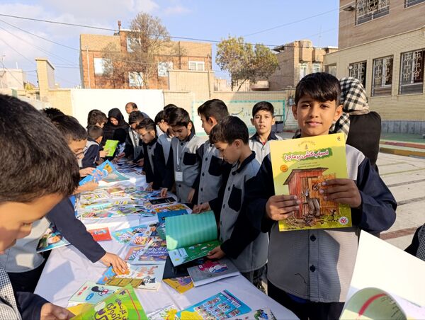برگزاری نمایشگاه کتاب در دبستان معلم دو آشخانه 