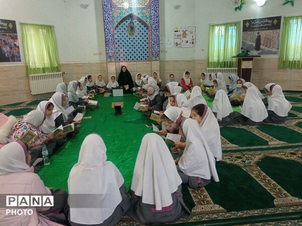 محفل انس با قرآن کریم در ماه مبارک رمضان دبستان نرجس