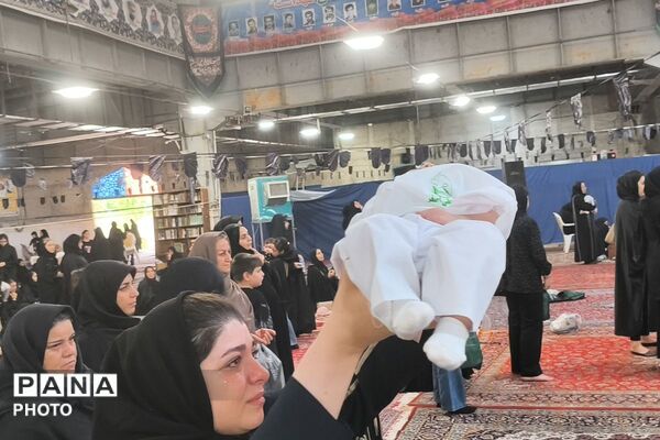 حضور مادران و نوزادان شش ماهه در همایش شیرخوارگان حسینی