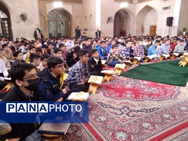 بزرگترین محفل دانش‌آموزی انس با قرآن در شهر یزد 