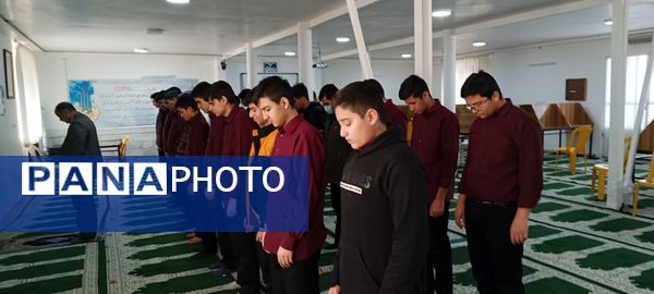 برپایی نماز جماعت در دبیرستان نمونه ایمان الله خامنه ای 