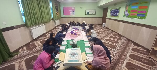 محفل انس با قرآن کریم در دبستان داریوش گنجی