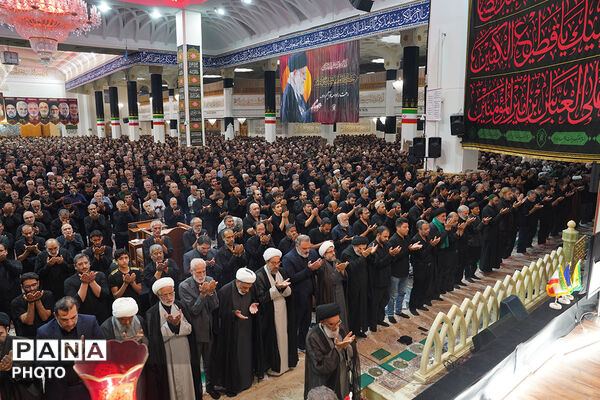 حضور باشکوه عزاداران عاشورایی در نماز جماعت ظهر