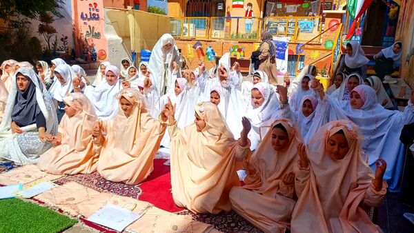 نواختن زنگ نماز با شعار «مِهر با مُهر» در مدارس شهرستان ملارد همزمان با آغاز سال تحصیلی