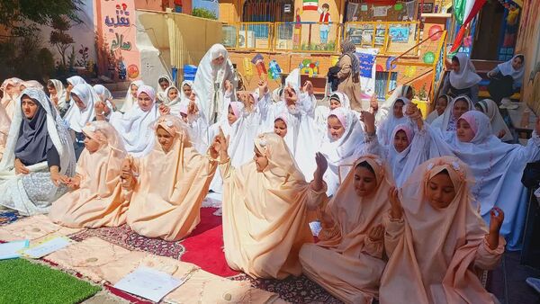 نواختن زنگ نماز با شعار «مِهر با مُهر» در مدارس شهرستان ملارد همزمان با آغاز سال تحصیلی
