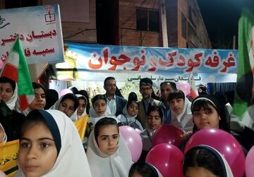 بادکنک‌های صورتی در دست دختران  دبستان سمیه به یاد دختران  میناب