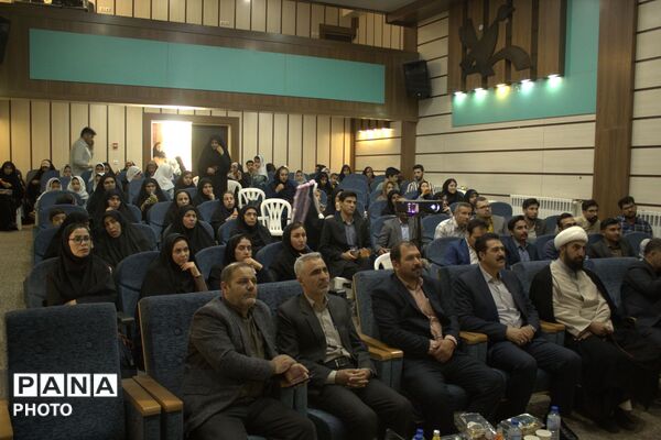آیین تقدیر و تجلیل از معلمان و دانش‌آموزان برگزیده بام و صفی آباد