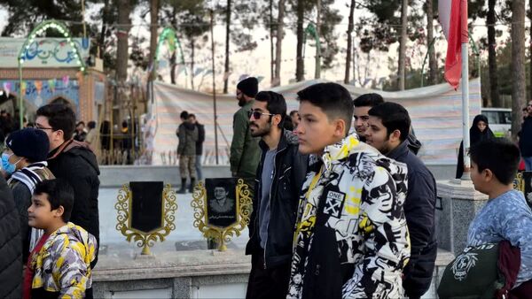 آیین مهمانی لاله‌ها و عطر افشانی گلزار شهدای کاشان