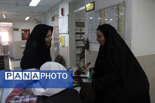 تقدیر دانش‌آموزان دبستان دخترانه صادقیان یزد از مادر پرستار