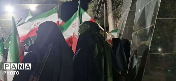 مرزنشینان ایستاده اند مانند زاگرس