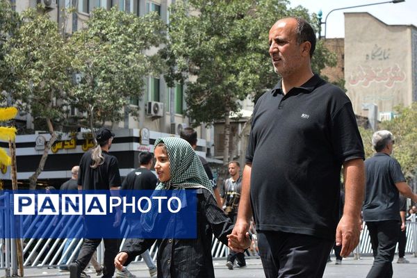 پرچم‌های عزا بر فراز حرم امام رضا(ع)