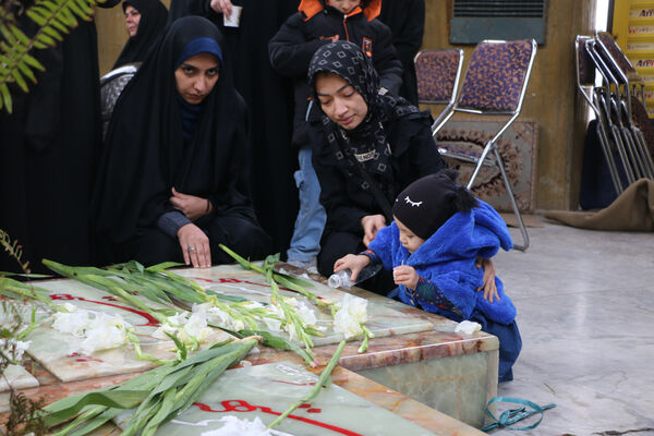 گلباران مزار شهدای گمنام قم در ایام الله دهه فجر
