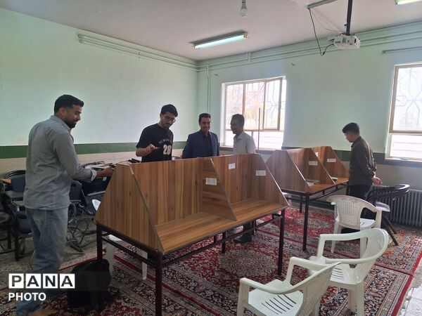 بازدید مدیر آموزشگاه نمونه آیت‌الله خامنه‌ای از قرائت خانه این دبیرستان