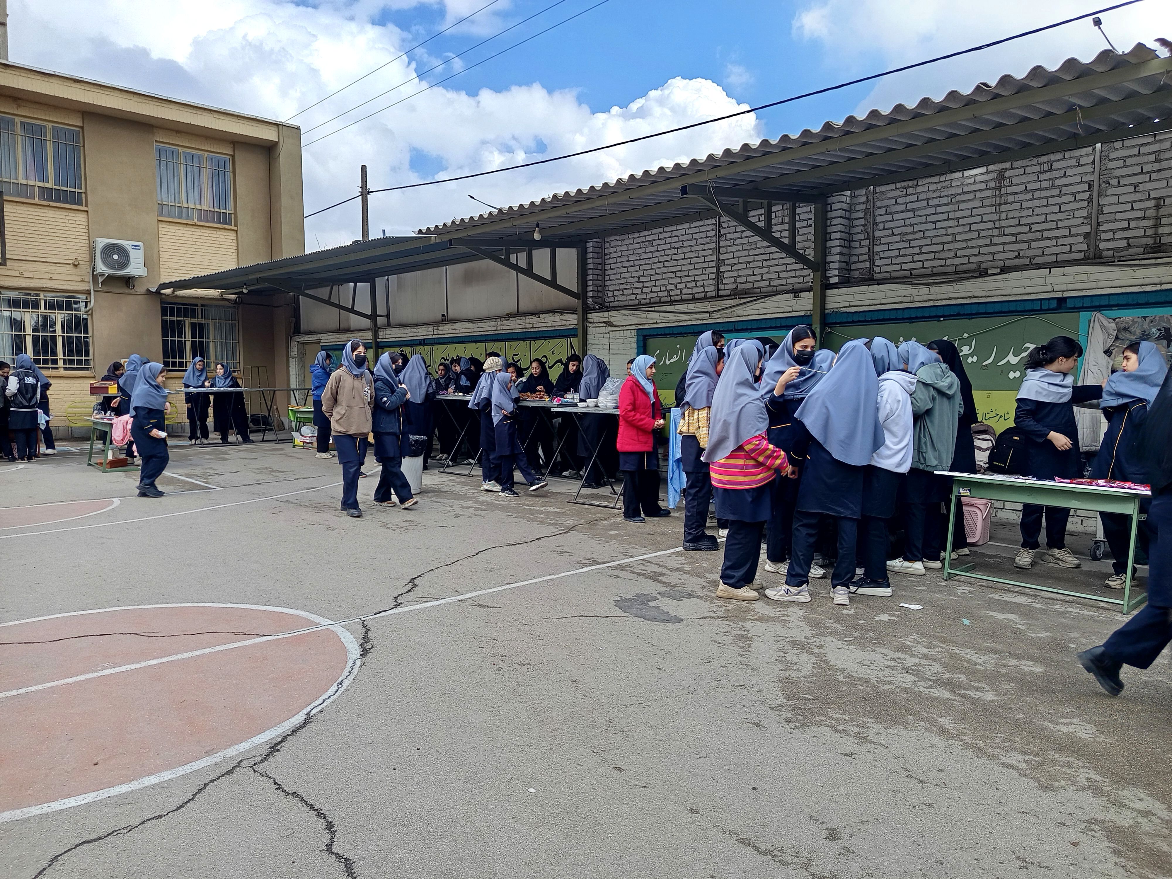 برپایی بازارچه دانش آموزی در دبیرستان پیرایش ۲