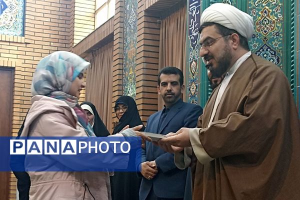 اهدای جوایز به دختران رتبه آور در رشته های قرآن و عترت و نماز شهرستان دماوند