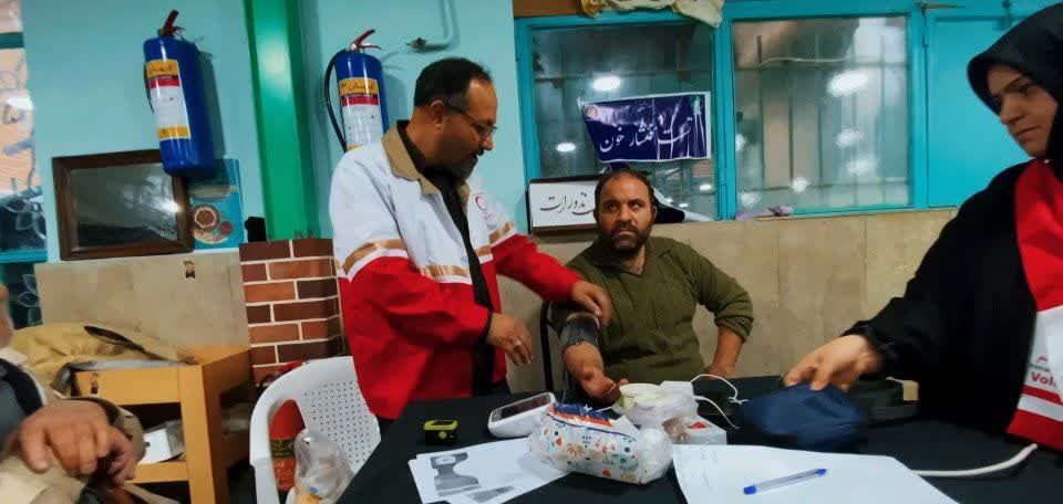 کمک رسانی گروه جهادی شهدای مدافع و هلال احمر به صورت رایگان به مردم ساوجبلاغ  