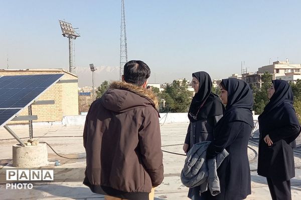 نصب پنل‌های خورشیدی و اتصال آن به شبکه برق رسانی منطقه در هنرستان قدس ناحیه دو شهرری 