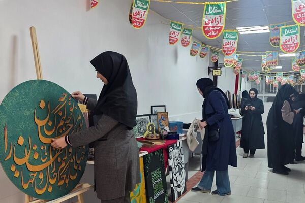 آماده‌سازی آثار هنرجویان در نمایشگاه دهه فجر رباط‌کریم