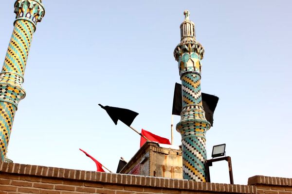 آیین مذهبی تعویض پرچم گنبد حرم مطهر حضرت سلطانعلی ابن امام محمد باقر(ع)