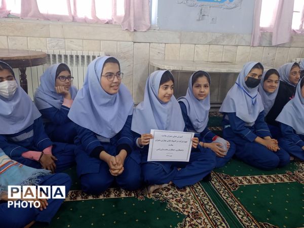 جلسه  آموزشی طرح ماهر سفیران سلامت در مدرسه بنت المهدی صدر ۲