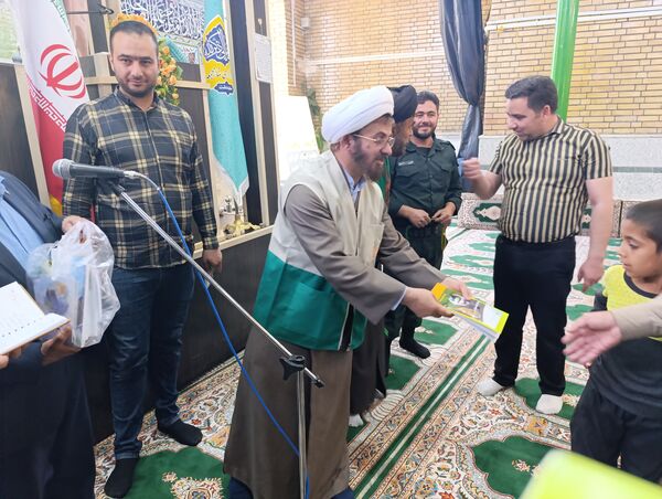 اهدای هدایای متبرک به نمازگزاران سفیددشت