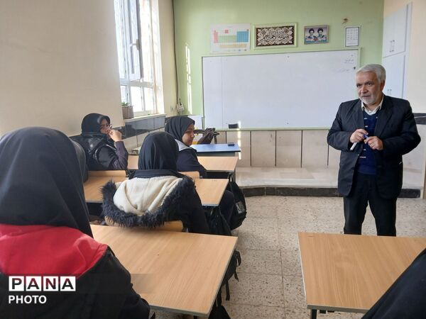نشست دانش آموزان دبیرستان مادر مهربان خلیل آباد با مشاور اجرایی مدیر آموزش و پرورش