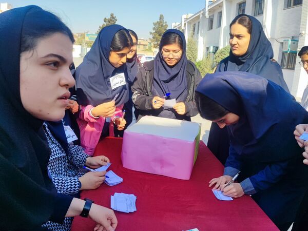انتخابات شورای دانش‌آموزی در هنرستان مهدیزاده نیا