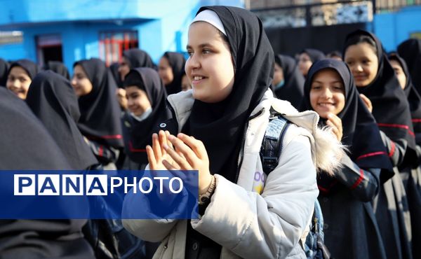 صبحگاهی غرق در علم و شادمانی در آموزشگاه جمهوری اسلامی ناحیه یک شهرستان بهارستان 