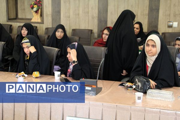 جلسه توجیهی دانش‌آموزان خبرنگار فریدن برای حضور در پای صندوق‌های رای