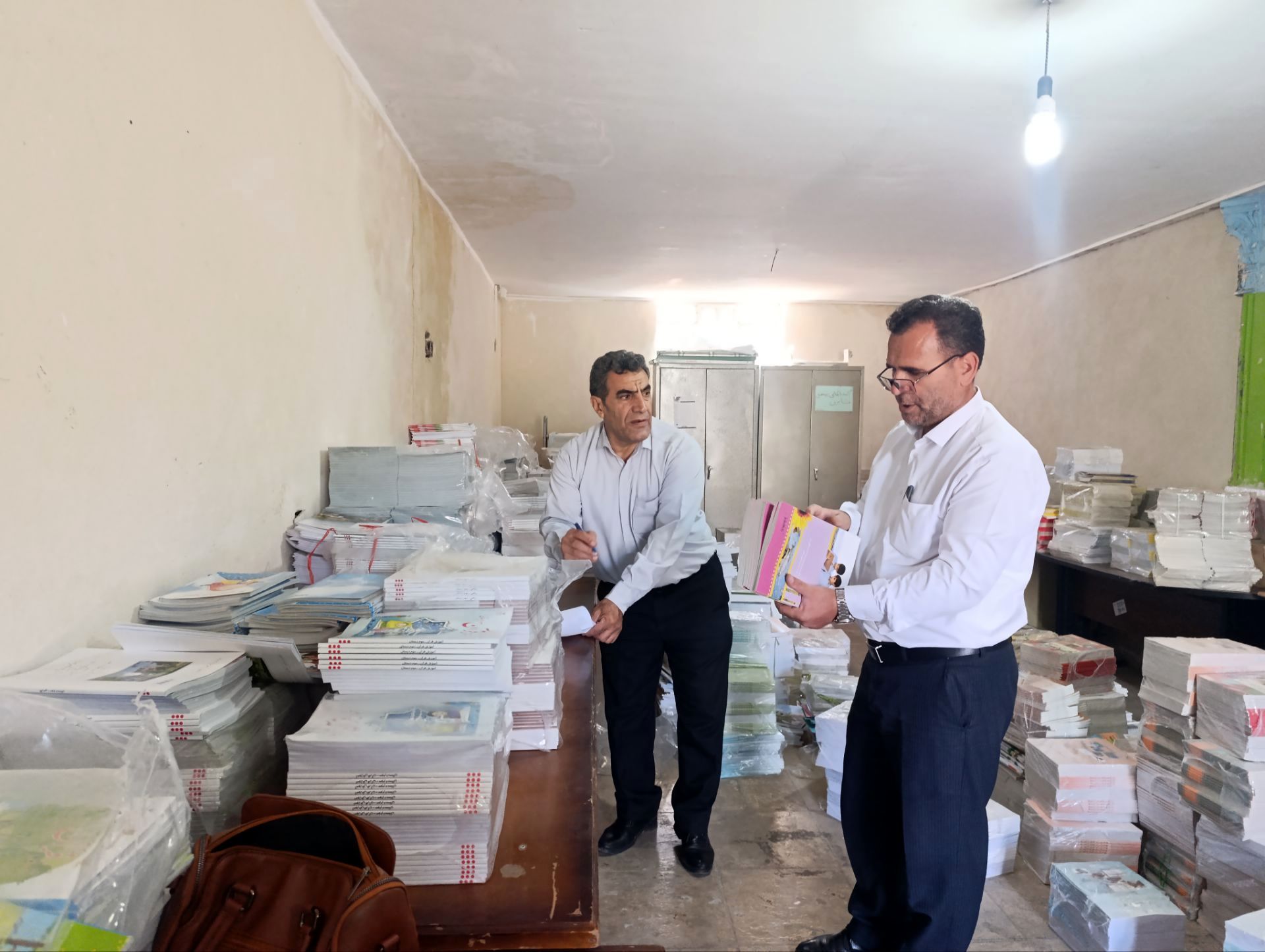 آغاز توزیع کتب درسی در منطقه پاپی؛ دانش‌آموزان آماده ورود به سال تحصیلی جدید