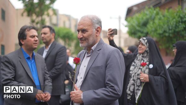 آیین گلباران محل شهادت شهید مرتضی مطهری با حضور مجید پارسا در منطقه ۱۲