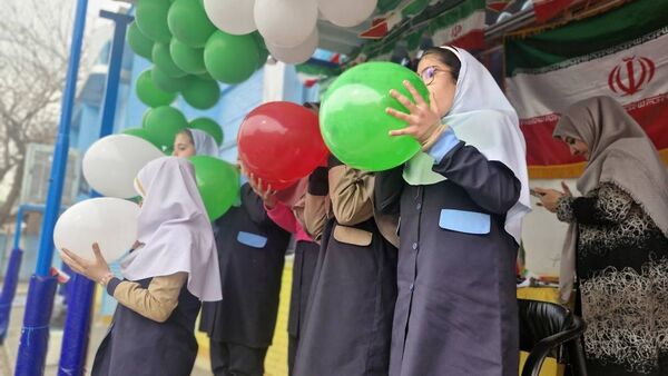 سالروز پیروزی انقلاب اسلامی در دبستان حافظ یک