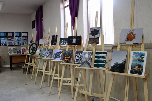نمایشگاه آثار هنرجویان هنرستان فنی‌وحرفه‌ای دخترانه آفرینش پردیس