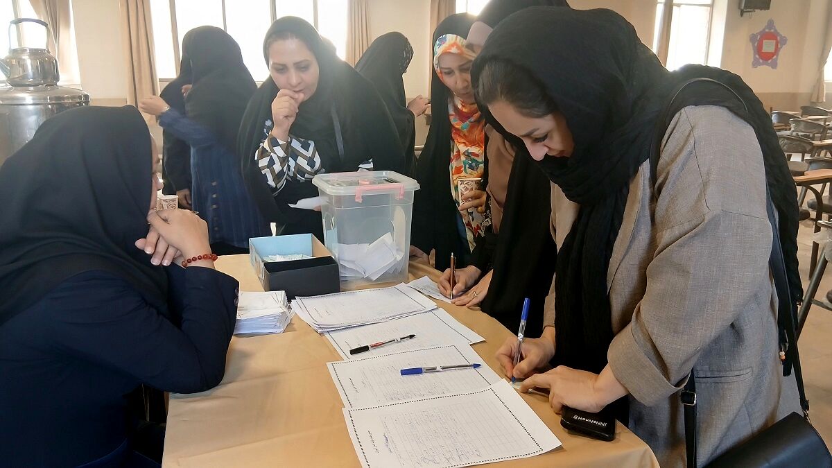 برگزاری انتخابات انجمن اولیا و مربیان دبیرستان فاطمیه ناحیه یک کرج