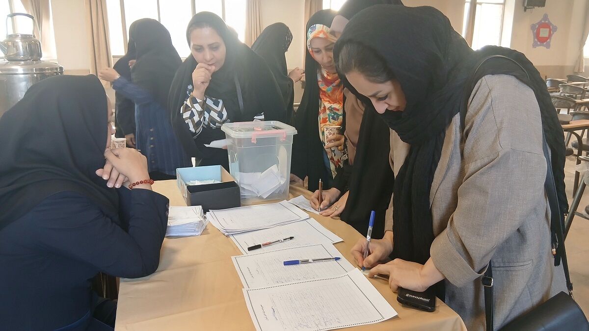 برگزاری انتخابات انجمن اولیا و مربیان دبیرستان فاطمیه ناحیه یک کرج