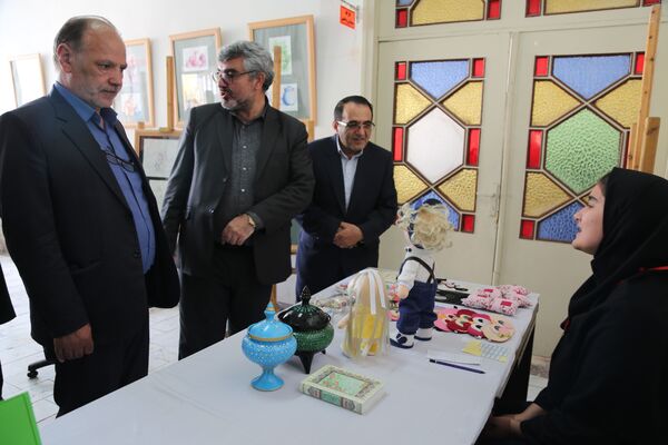 برگزاری نمایشگاه دستاورد های دانش آموزان در هنرستان حضرت فاطمه (س)  اردبیل