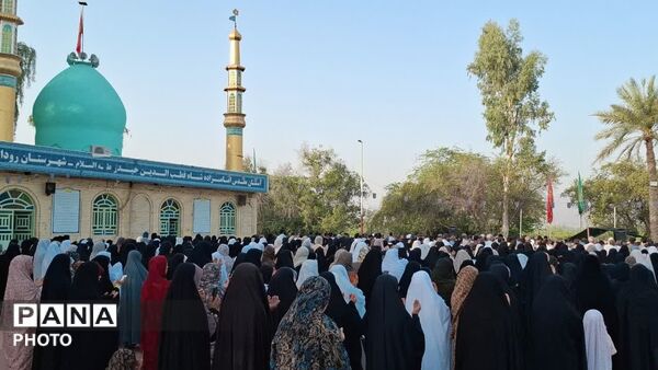 طنین نماز عید قربان در بقعه متبرک امامزاده شاه قطب‌الدین حیدر (ع) رودان