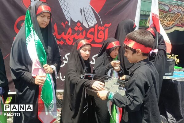 اجرای گروه سرود ریحانه‌الحسین پردیس در مراسم تشییع  رهبر شهید