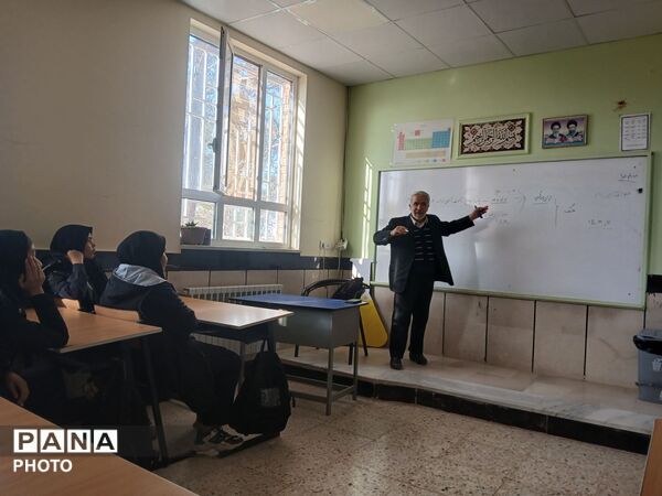 نشست دانش آموزان دبیرستان مادر مهربان خلیل آباد با مشاور اجرایی مدیر آموزش و پرورش